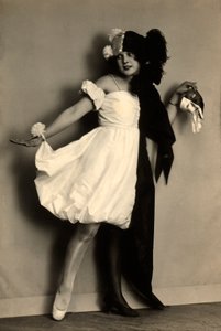 Porträt von Wanda Wulz in einem Kostüm von Carlo Wulz