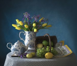 Frühlings-Tulpen und Frisches Obst