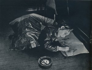 Ein kleines Mädchen, das zurückgelassen wurde, stellt sich die Reise aufs Land vor, 1941