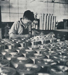 Lehrling mit Mikroskop testet die Härte von Kolben, 1941