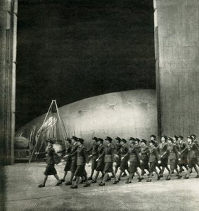 An einem Ballonzentrum, ca. 1943 von Cecil Beaton