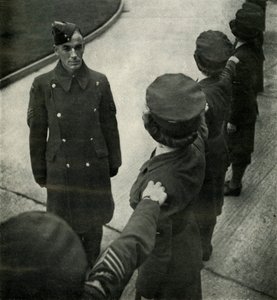 R.A.F. Sergeant drillt Luftwaffenfrauen von Cecil Beaton