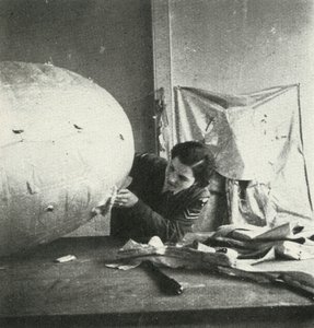 Reparatur von Sperrballons, um 1943