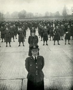W.A.A.F. Offiziere in ihrer Ausbildungsschule, ca. 1943 von Cecil Beaton