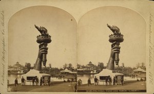 Kolossale Hand und Fackel der "Freiheit" auf der Centennial-Ausstellung in Philadelphia von Centennial Photographic Co.