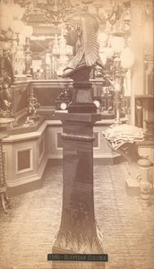 Ägyptische Säule, Mitchell, Vance & Co., Hauptgebäude, Centennial Exhibition, Philadelphia von Centennial Photographic Co.