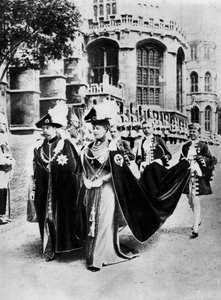 König George V. und Königin Mary in den Roben der Ritter des Hosenbandordens, Windsor, 1937 von Central Press