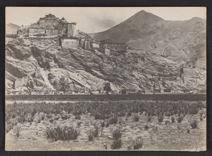 Die Festung (Dzong) in Gyantse von Charles Alfred Bell