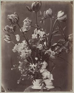 Blumenstudie in Vase mit Kinderfigur