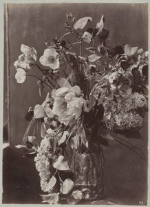 Blumenstudie mit verzierter Vase von Charles Aubry (manner of)