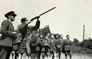 RAF-Personal lernt während des Zweiten Weltkriegs das Schießen