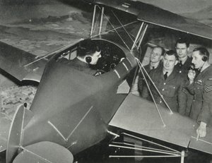 RAF-Personal lernt während des Zweiten Weltkriegs in einem Flugsimulator zu fliegen