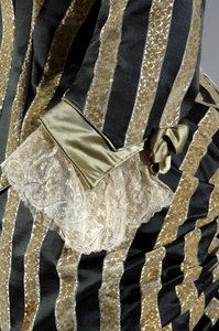 Abendkleid, ca.1884 (Detailansicht des Arms). Seidensatin und geschnittener Samt, Spitze, Seidenfadenquasten und Fransen. Charles Frederick Worth, Frankreich. von Charles Frederick Worth