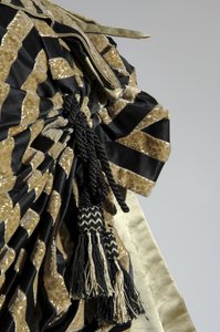 Abendkleid, ca. 1884 (Detailansicht der Tournüre)