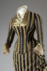 Abendkleid, ca. 1884 (teilweise schräge Seitenansicht) von Charles Frederick Worth