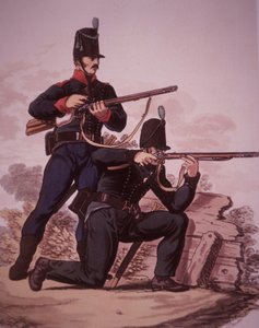 Britische Armee-Schützen des frühen 19. Jahrhunderts: Soldat des 60. Royal American Foot stehend und Soldat des 95. Schützenregiments kniend