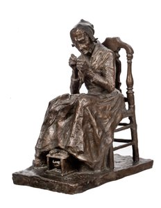 Alte Frau, die ihre Wäsche flickt