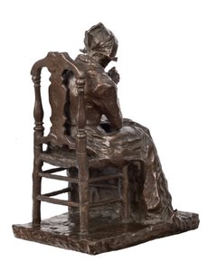 Alte Frau, die ihre Wäsche flickt (Bronze) von Charles Henri Marie van Wijk