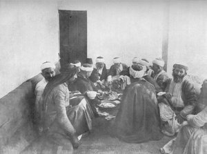 Eine Mahlzeit mit den Drusen, ca. 1913 von Charles J. S. Makin
