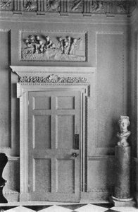 Ein Türrahmen in der Halle von Charles Latham