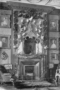 Der Kamin im quadratischen Salon von Charles Latham