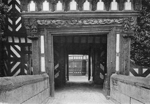 Der Eingang von der Brücke
