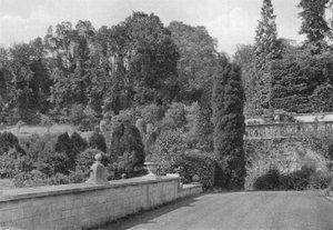 Die alte Sonnenuhr auf der Südterrasse von Charles Latham