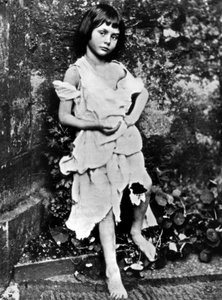 Alice Liddell, Freundin von Lewis Carroll, hier als Bettelmädchen, Foto von Carroll 1865