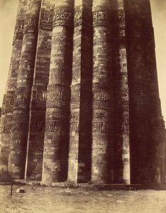 Detailansicht des Sockels der Säule von Kootub von Charles Moravia