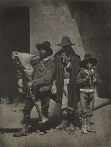 [Gruppe von drei italienischen Straßenmusikern vor dem Quai Bourbon 21, Paris] von Charles Nègre