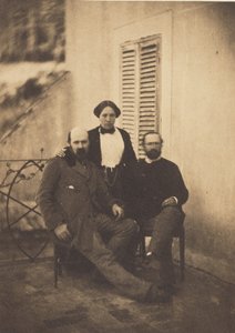 [Porträt von Rachel Félix und zwei unbekannten Männern auf einem Balkon] von Charles Nègre