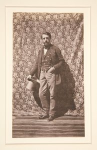 Porträt eines stehenden Mannes mit Hut von Charles Nègre