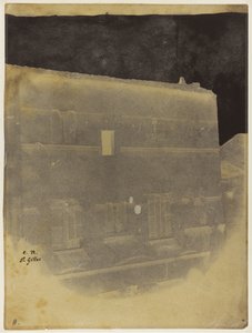 Oberer Teil der Fassade eines romanischen Hauses in Saint-Gilles du Gard von Charles Nègre