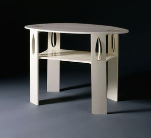 Ein weißer ovaler Beistelltisch, ursprünglich entworfen für 14 Kingsborough Gardens, Glasgow von Charles Rennie Mackintosh