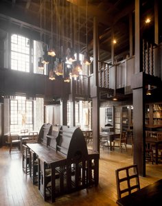 Innenansicht des Lesesaals der Kunsthochschule, entworfen vom Architekten Charles Rennie Mackintosh (1868-1928) von Charles Rennie Mackintosh