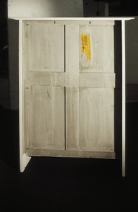 Weißer Schrank entworfen für Mrs. Rowat, 1902 von Charles Rennie Mackintosh