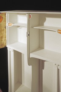 Weißer Schrank entworfen für Mrs. Rowat, 1902 von Charles Rennie Mackintosh