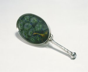 Handspiegel mit Pfauendesign, emailliert von William Mark, hergestellt von der Guild of Handicraft, 1903