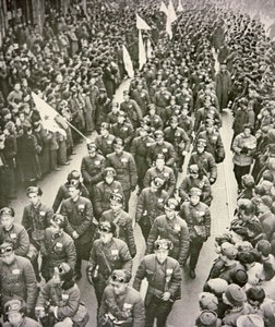 Chinesisches Sanitätskorps verlässt Shanghai nach Korea im Jahr 1951 von Chinese Photographer