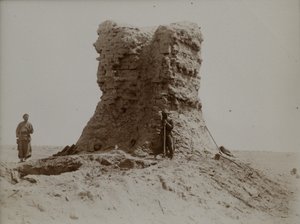 Ort, an dem der sogdische Brief, eines der frühesten erhaltenen sogdischen Papierdokumente (ca. 313 n. Chr.), gefunden wurde, Dunhuang, China (s/w Foto) von Chinese Photographer