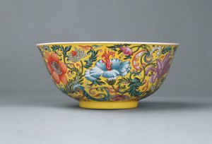 Feine Famille-Rose-Schale mit gelbem Grund, 1821-1850