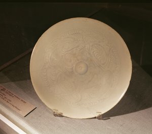 Schale mit eingeschnittenem Blumendekor, aus Nanchang, Provinz Jiangxi, Sung-Dynastie, 12.-13. Jahrhundert