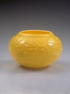 Geschnitzte Schale, Qianlong-Periode (1736-95) von Chinese School