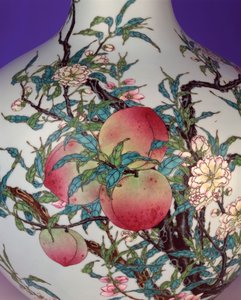 Detail einer prächtigen famille rose neun-Pfirsich-Kugelvase, 1735-1795 von Chinese School