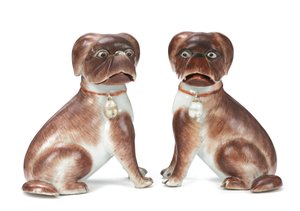 Paar chinesischer Exportfiguren von sitzenden Mops-Hunden, Qianlong, 1736-95