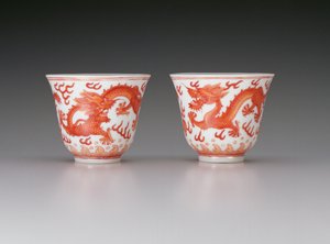 Paar Weintassen, darstellend fünfklauige Drachen auf der Jagd nach flammenden Perlen, Guangxu-Zeit 1875-1908, chinesisch