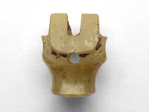 Anhänger in Form eines Rinderkopfes, überarbeitet, ca. 1100-1000 v. Chr.
