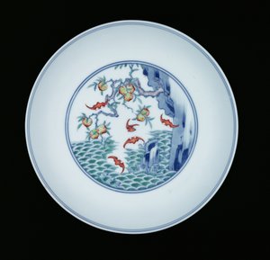 Porzellanteller bemalt in Unterglasurblau und Ducai-Emaille, 1723-1735