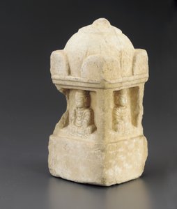 Kleine Stupa, gewölbtes Dach und buddhistische Figuren in Nischen auf allen 4 Seiten, quadratisches Podest, Periode der Teilung, 557-581