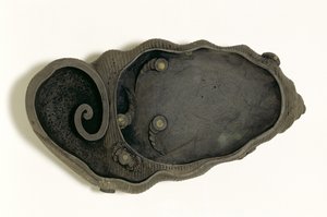 Tuan-Tintenstein in Form einer Muschelschale, Ching-Dynastie, spätes 19. bis frühes-mittleres 19. Jahrhundert